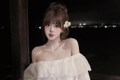 Hot girl Hà Nội bị chỉ trích sau bức ảnh khoe làn da căng bóng