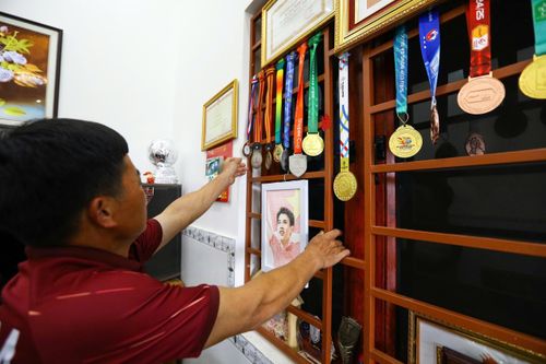 Bố Đình Bắc tự hào khoe từng huy chương, bằng khen của con trai