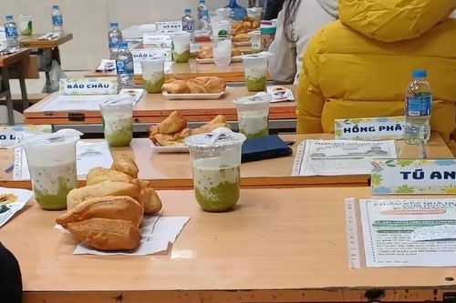 Giáo viên bị chê bày vẽ khi chuẩn bị chè, bánh trên bàn họp phụ huynh