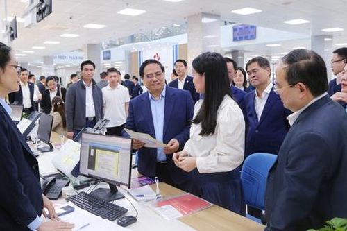 Thủ tướng: Cán bộ Trung tâm hành chính công phải chủ động, tận tâm phục vụ nhân dân