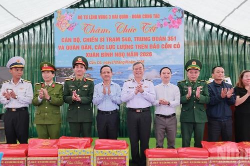 Đoàn công tác Vùng 3 Hải quân thăm, chúc Tết cán bộ, chiến sĩ và nhân dân Đặc khu Cồn Cỏ