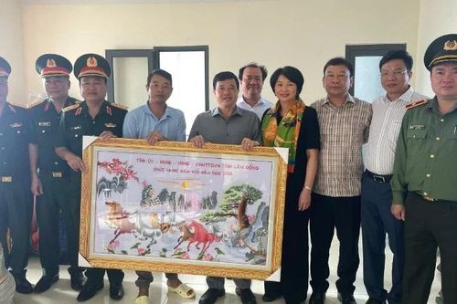 Bí thư Tỉnh ủy Lâm Đồng thăm, chúc Tết người dân, cán bộ trên đảo Phú Quý