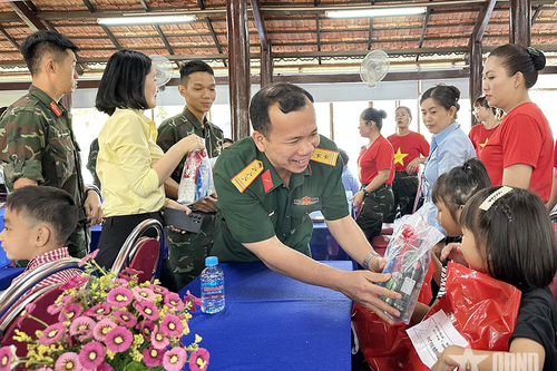 Thắm tình quân dân 'Xuân đoàn kết - Tết yêu thương'