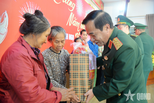 Thượng tướng Lê Đức Thái kiểm tra, chúc Tết quân dân tỉnh Quảng Ninh