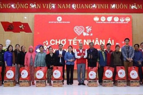 Chợ Tết nhân ái lan tỏa yêu thương