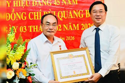Lãnh đạo TPHCM trao Huy hiệu Đảng đến Thượng tướng Bùi Quang Bền