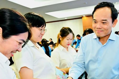 Bí thư Thành ủy TPHCM Trần Lưu Quang trao quà tết cho công nhân lao động
