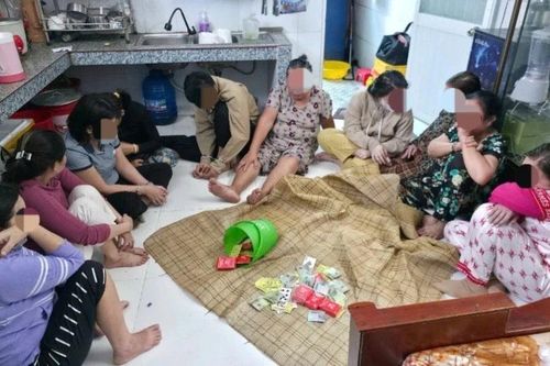 Bắt quả tang 9 'quý bà' cùng 1 người đàn ông đánh bạc ăn tiền ở An Giang
