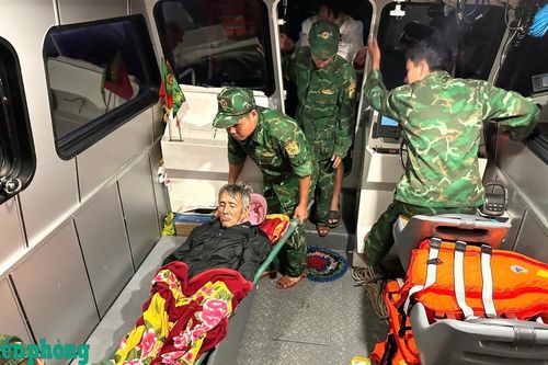 Đồn Biên phòng Cù Lao Chàm đưa bệnh nhân vào đất liền cấp cứu