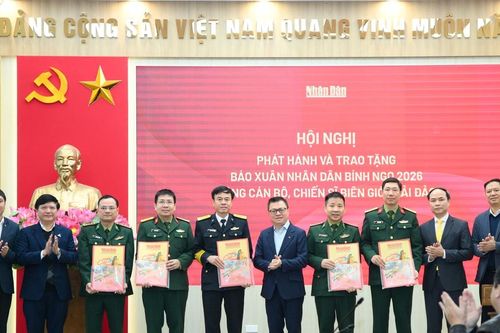 Báo Nhân Dân trao tặng Báo Xuân Bính Ngọ 2026 tới cán bộ, chiến sĩ biên giới và hải đảo