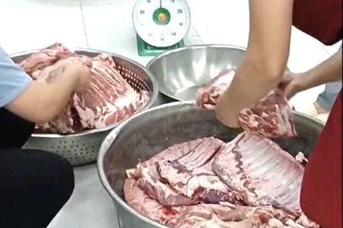Chính quyền vào cuộc vụ thịt lợn không đảm bảo định tuồn vào trường học