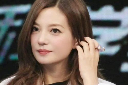 Triệu Vy bị tấn công