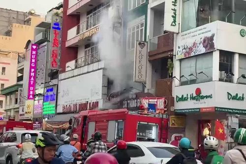 Cháy tiệm rượu lúc cao điểm, giao thông trung tâm TPHCM hỗn loạn