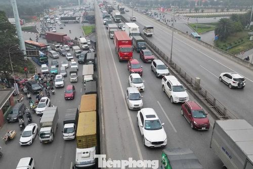 Đường trên cao tắc từ sáng đến tối do nhiều xe tải 'né' đường cấm