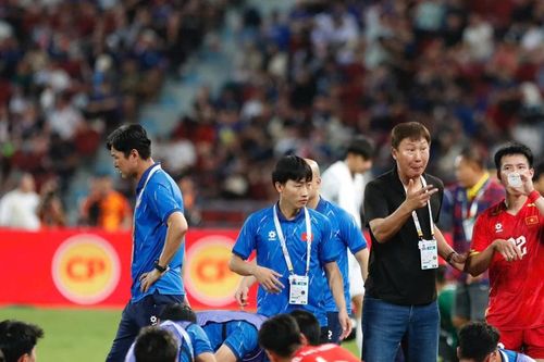 Truyền thông Hàn Quốc đánh giá HLV Kim Sang-sik cao hơn Shin Tae-yong