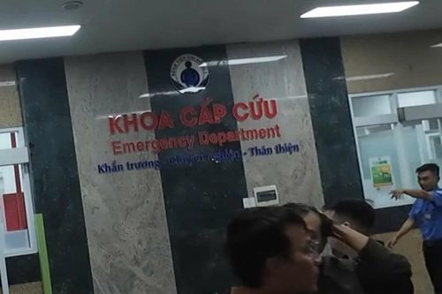 CLIP: CSGT dùng xe đặc chủng đưa bé trai 2 tuổi hóc dị vật đến bệnh viện