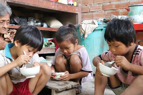 Những bữa cơm chan nước tương và nỗi lòng bà ngoại U70 nuôi 3 cháu nhỏ