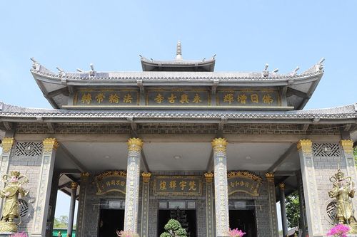 Ngôi chùa bằng đá hiếm thấy thu hút du khách đến chiêm bái ở miền Tây