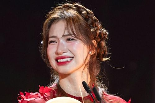 Hòa Minzy bật khóc, nhạc kịch 'Giấc mơ Chí Phèo' thắng giải 'Tinh hoa Việt'