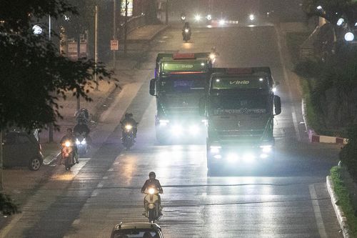 Ô tô lắp đèn siêu sáng gây cảnh 'mù tạm thời' cực nguy hiểm trên đường ở Hà Nội