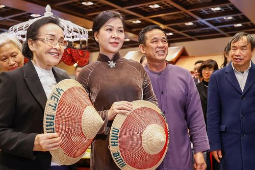Hai phu nhân Tổng Bí thư Việt Nam và Lào thăm cố đô Hoa Lư