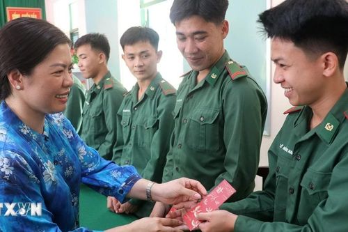 An Giang chúc Tết và tặng quà cán bộ, chiến sỹ trên tuyến biên giới Tây Nam