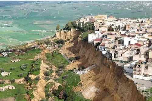 Italy tuyên bố tình trạng khẩn cấp ở miền Nam sau bão Harry