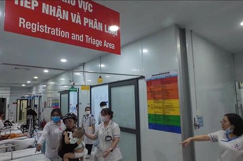CSGT TP Hồ Chí Minh kịp thời đưa bé 2 tuổi bị hóc dị vật đến bệnh viện cấp cứu