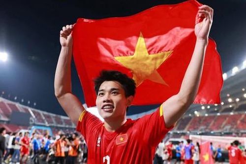 Thực hư hình ảnh Á hậu Cẩm Ly ra sân bay đón cầu thủ Đình Bắc?