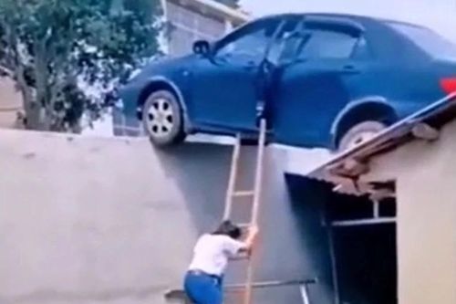 Pha lùi xe khó tin khiến ô tô mắc kẹt trên mái nhà