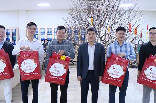 Lương thưởng cao, chi trả kịp thời - Lao động phấn khởi đón Tết