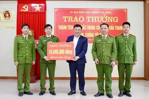 Khen thưởng đột xuất Công an phường Yên Dũng nhanh chóng làm rõ vụ trộm cắp xe ô tô