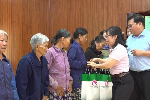 Ngân hàng chính sách xã hội thành phố trao 84 suất quà tết tại Thăng Điền