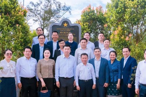 Đoàn đại biểu lãnh đạo Thủ đô Viêng Chăn (Lào) thăm Di tích Kháng chiến Hạ Lào