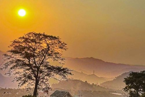 Mộc Châu: Trải nghiệm săn mây và ngắm hoàng hôn trên đỉnh Mu Náu cao nhất cao nguyên