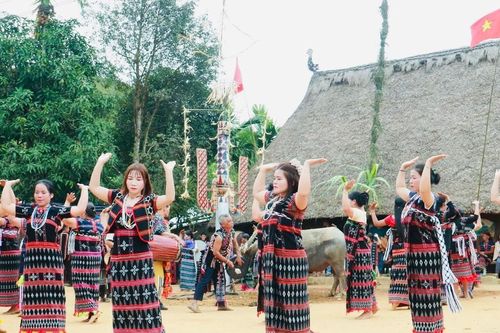 Khánh thành nhà sinh hoạt cộng đồng Cơ Tu tại xã Sông Kôn