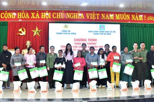 Xuân yêu thương đến với đồng bào vùng cao Avương