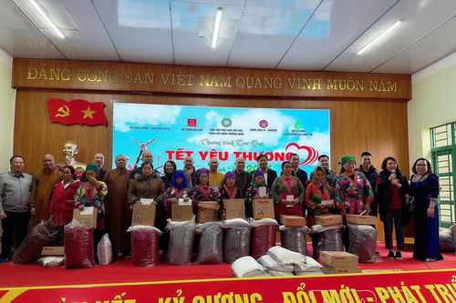 Tặng 200 suất quà tết cho hộ nghèo xã Sính Phình