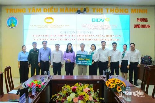 Tặng thẻ bảo hiểm y tế cho các hộ gia đình có hoàn cảnh khó khăn tại Long Khánh