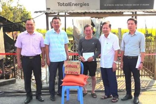 Phường Hồng Ngự: Lãnh đạo phường thăm động viên và hỗ trợ người dân bị cháy nhà