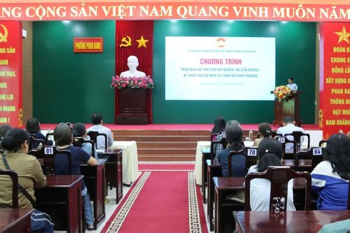Phường Phan Rang trao quà hỗ trợ cho người dân bị thiệt hại do mưa lũ