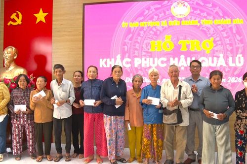 Xã Diên Khánh trao kinh phí hỗ trợ người dân khắc phục hậu quả lũ lụt