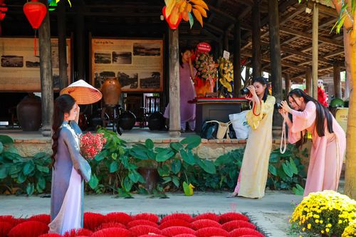 Duyên dáng áo dài đón xuân