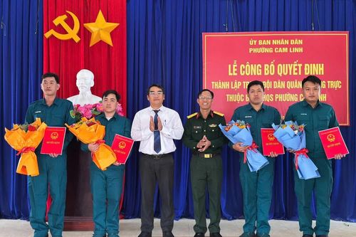 Ra mắt Trung đội Dân quân thường trực phường Cam Linh