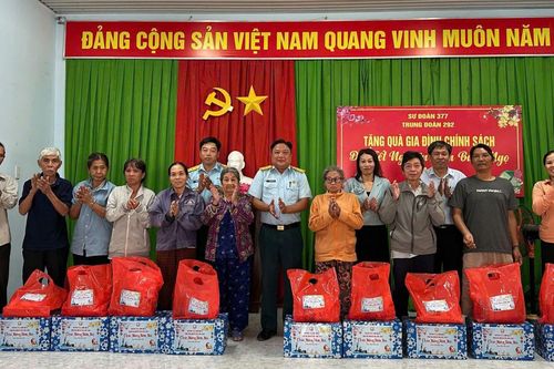Trung đoàn 292, Sư đoàn Phòng không 377 thăm, chúc Tết các gia đình chính sách xã Nam Cam Ranh