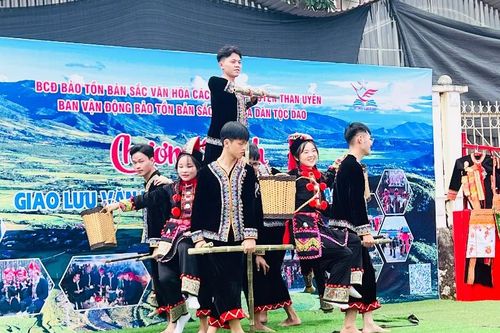 Bảo tồn, phát huy bản sắc văn hóa các dân tộc gắn với phát triển du lịch bền vững ở Lai Châu