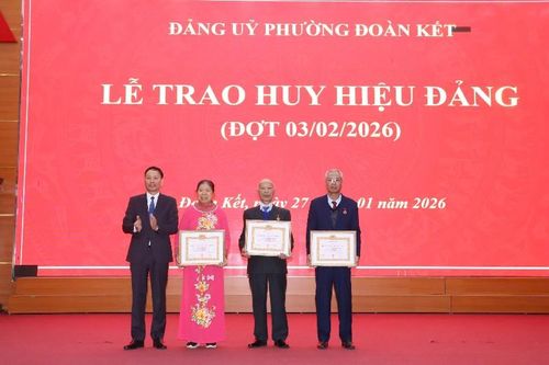 Trao Huy hiệu Đảng cho 7 đảng viên