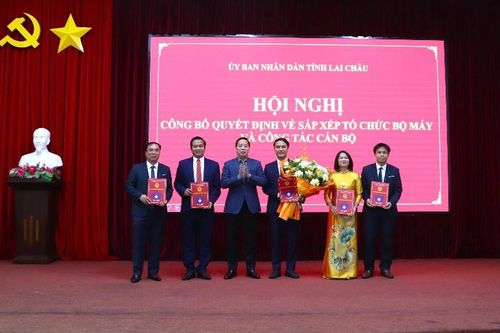 Công bố quyết định về sắp xếp tổ chức bộ máy và công tác cán bộ