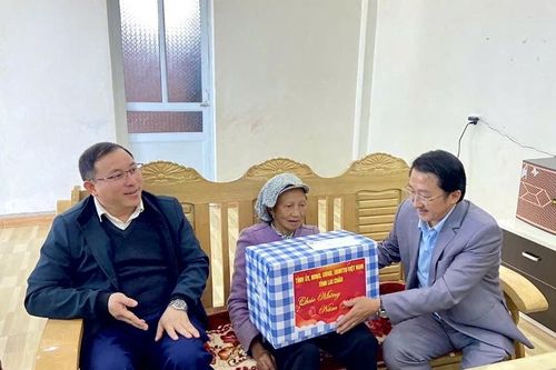 Phó Bí thư Thường trực Tỉnh ủy Sùng A Hồ thăm, tặng quà tết tại xã Tả Lèng
