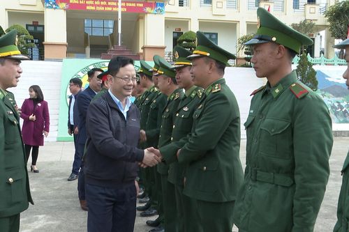 Phó Bí thư Tỉnh ủy Nguyễn Ngọc Vinh chúc tết các cơ quan, đơn vị và gia đình người có công tại xã Sin Suối Hồ